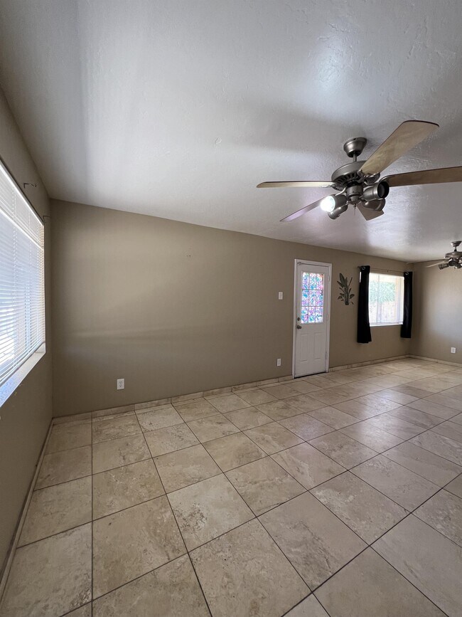 Building Photo - 841 E Cinnabar Ave