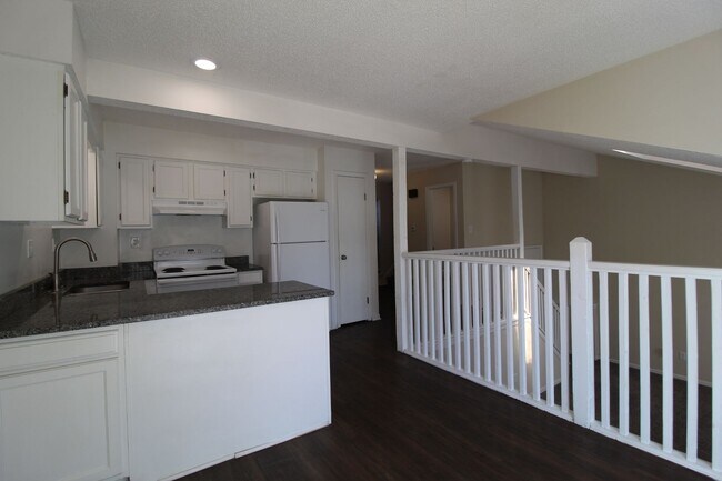 Foto del edificio - Fully Remodeled 2 Bedroom 1.5 Bath Duplex In Olathe
