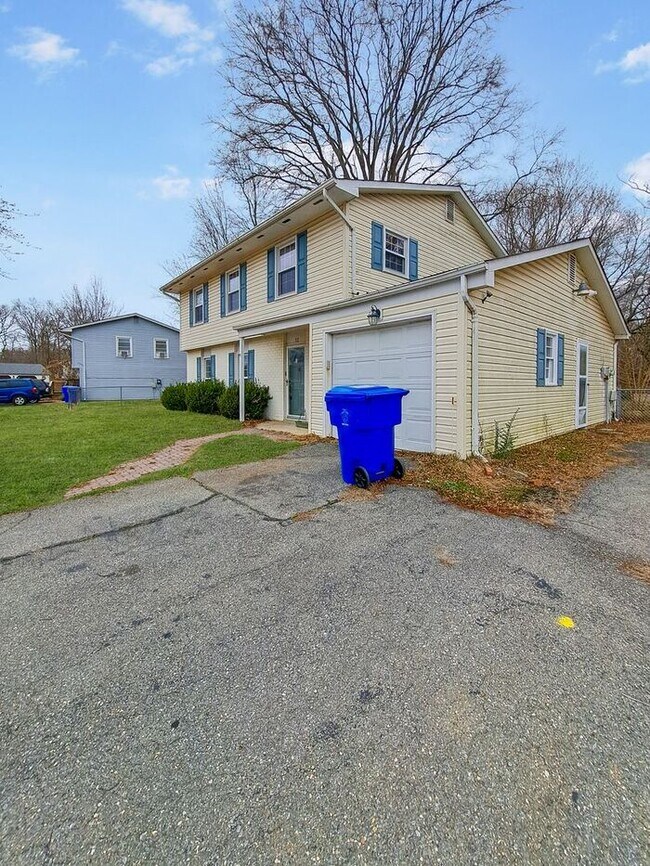 Building Photo - Pet Friendly 4 Bedroom/3 Bathroom SFH in S...