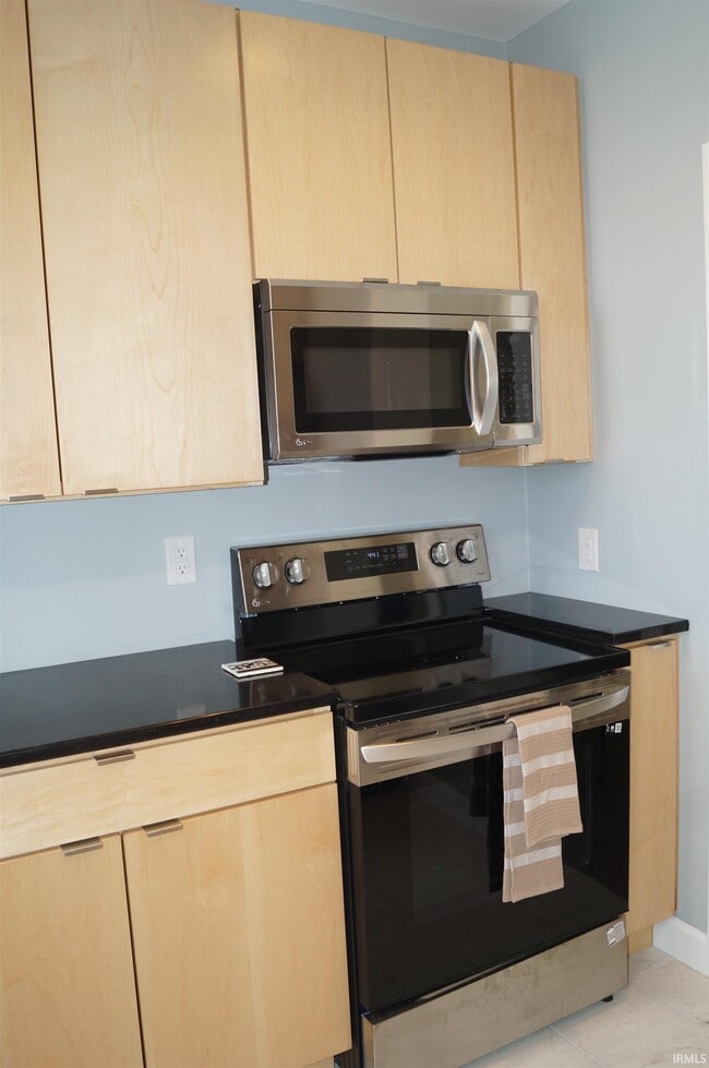 Building Photo - 303 S Washington St