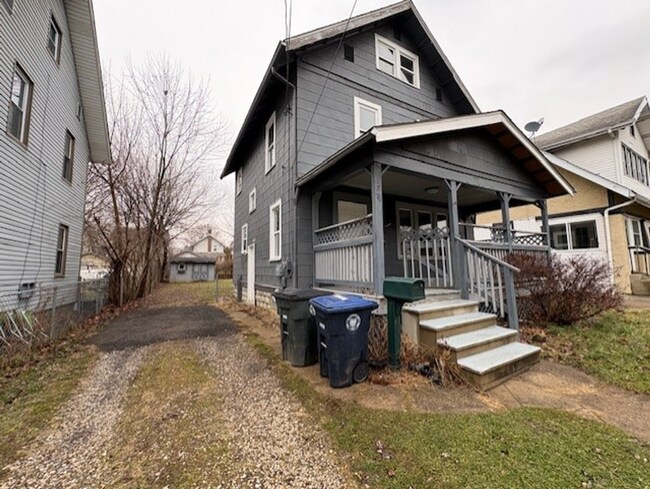 Foto del edificio - Spacious 4-Bedroom Akron Home with Attic Master & Private Driveway