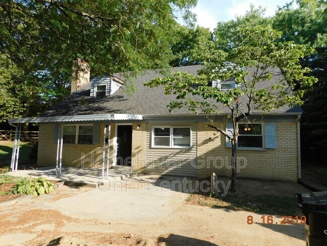 Building Photo - 1903 Blue Bell Dr