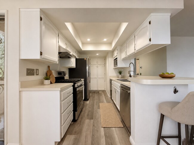 Foto del edificio - Spacious 2 BED 2 BATH Condo! Two-Car Tandem Garage! Central AC! In Unit Washer/Dryer!