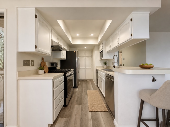 Building Photo - Spacious 2 BED 2 BATH Condo! Two-Car Tandem Garage! Central AC! In Unit Washer/Dryer!