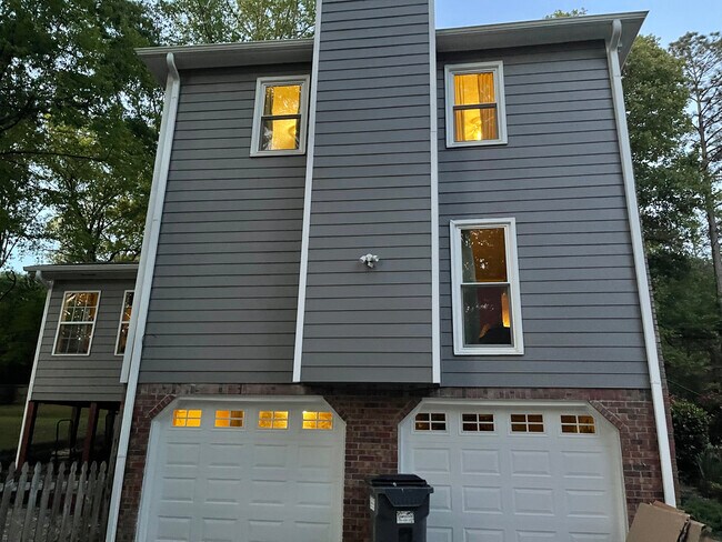 Revestimiento exterior reemplazado en 2020. - 3880 Strawberry Path NW