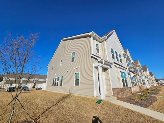 Foto del edificio - Brand New Large, 4BR End-Unit townhome in ...