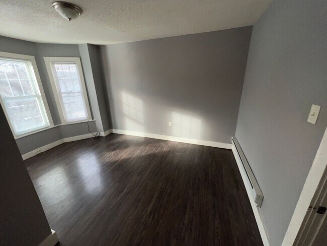 Building Photo - 3 Bedroom Contemporary Renovation with Was...
