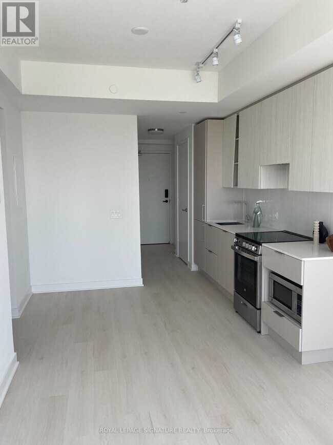 Photo du bâtiment - 3900-3900 Confederation Pkwy
