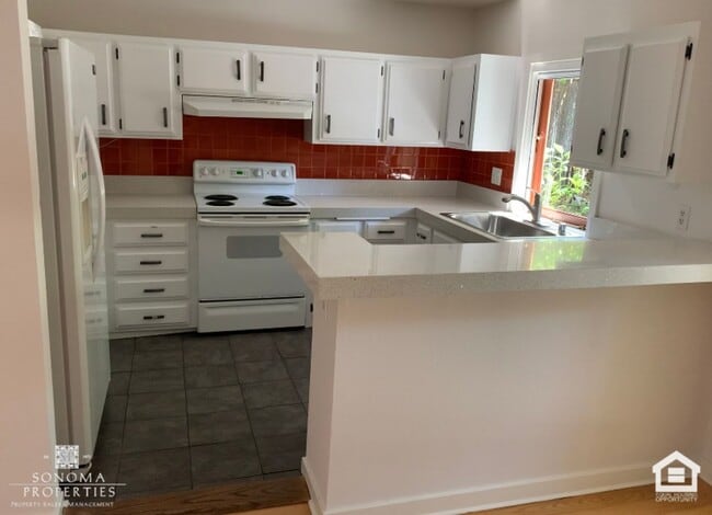 Building Photo - 3 Bedroom, 2.5 Bathroom Townhouse, Close t...