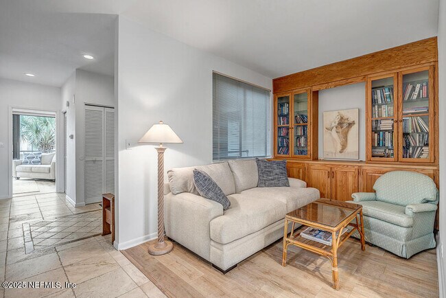 Foto del edificio - 810 Spinnakers Reach Dr