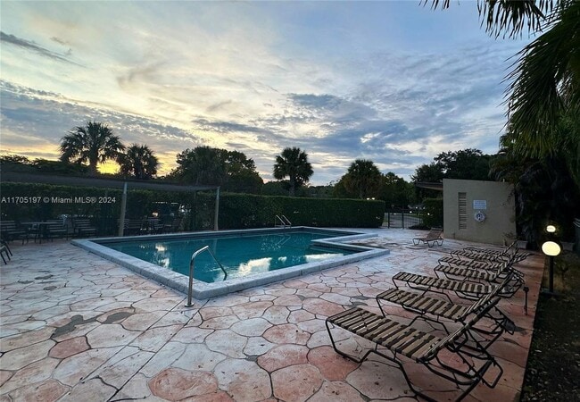 Building Photo - 210 Lakeview Dr