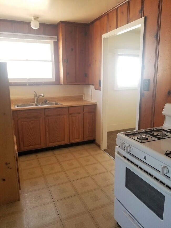 Building Photo - Neat Vintage Home w/ Small Office near Dow...