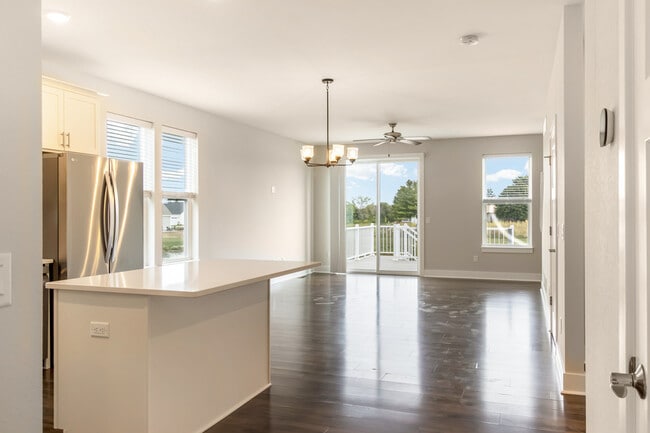 Foto del edificio - W218N16066 Tiger Lily Dr