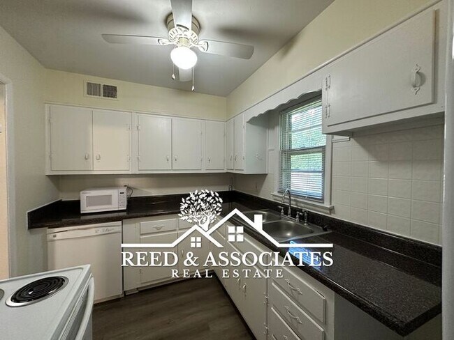 Building Photo - Cozy Collierville Home!!!