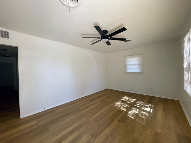 Building Photo - Modern Comfort Meets Classic Charm – Fresh-Renovated 3-Bed Home in Lamesa