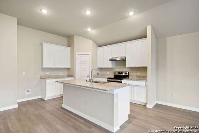 Building Photo - 4 Bedroom 2 Bathroom located in Reserve at...