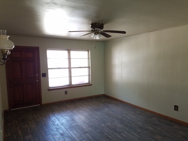 Building Photo - 3232 Del Rancho Rd