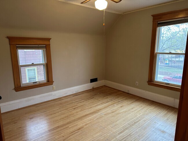 Dormitorio 1 en la planta superior - 3113 Garfield Ave