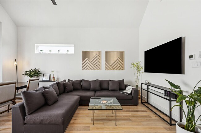 Foto del edificio - 1131 W 17th St