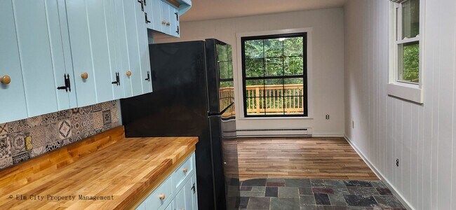 Building Photo - Newly Renovated 4-Bedroom Retreat on 12 Se...