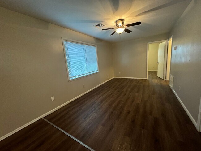 Foto del edificio - VINYL FLOORS, FENCED YARD 3 Bedroom Near 21st & Yale!