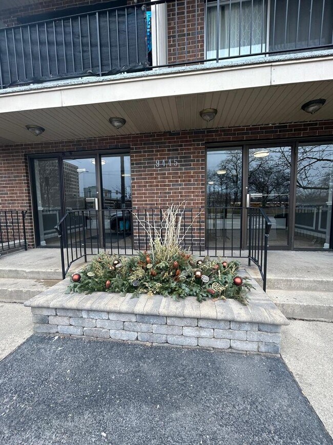 Foto del edificio - 9445 Kenton Ave