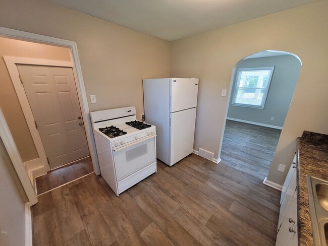 Building Photo - Two Bedroom with rear sun room bonus room,...