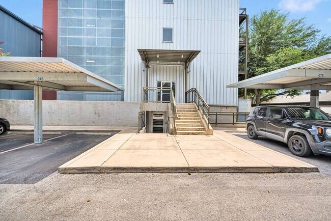 Building Photo - Modern Condo in Downtown San Antonio!