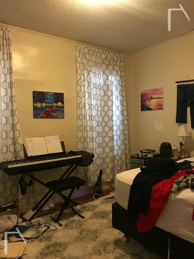 Building Photo - 9/1 No Fee! Spacious 3BR/1.5BA apartment near Washington Sq