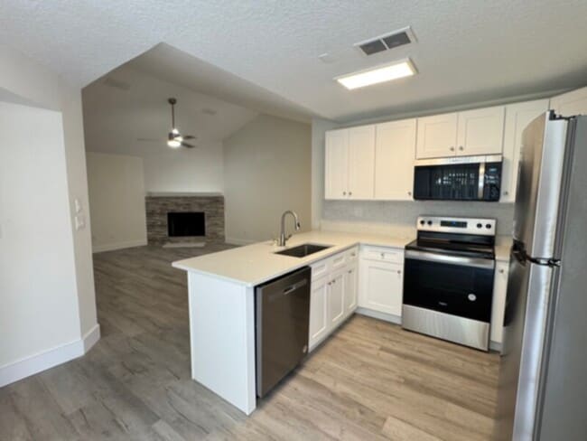 Foto del edificio - Totally Updated 2 Bedroom w/ Fireplace &am...