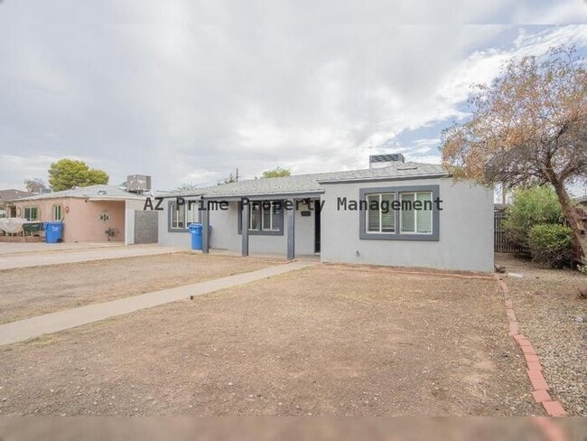 Building Photo - 1819 E Indianola Ave