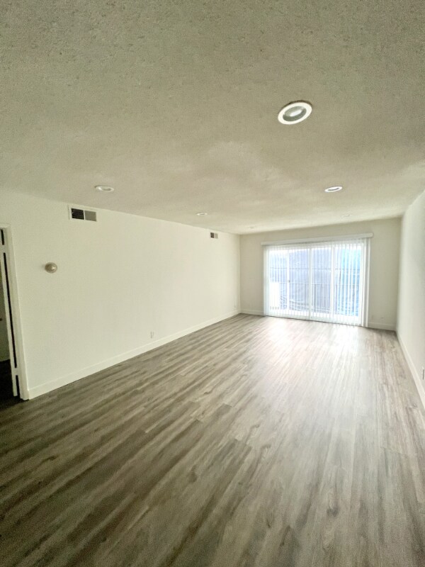 Primary Photo - 144 S Doheny Dr