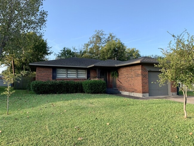 Building Photo - 1702 W College