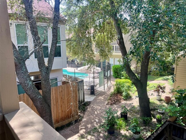 Foto del edificio - 2100 Tanglewilde St