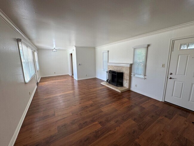 Building Photo - Central Ventura Home with Large Yard!