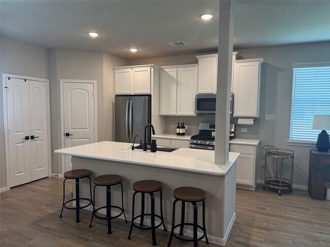Building Photo - 5504 Hyde Park Dr
