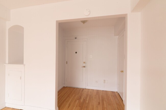 Building Photo - 10 Rosemount