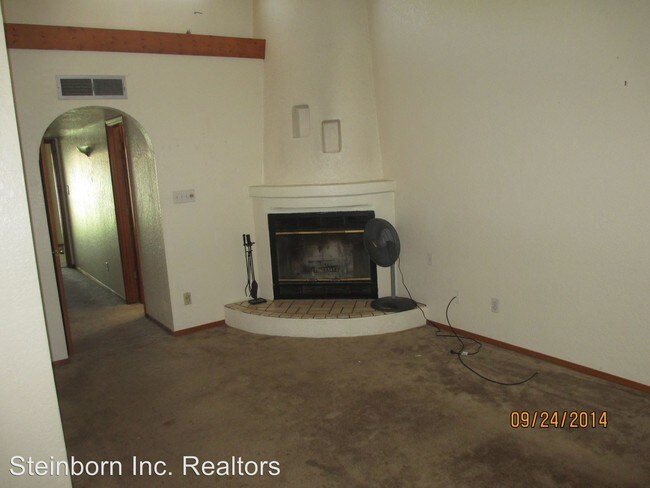 Building Photo - 1220 Camelot Dr