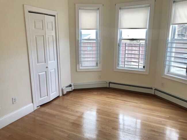 Building Photo - 14 Schiller St