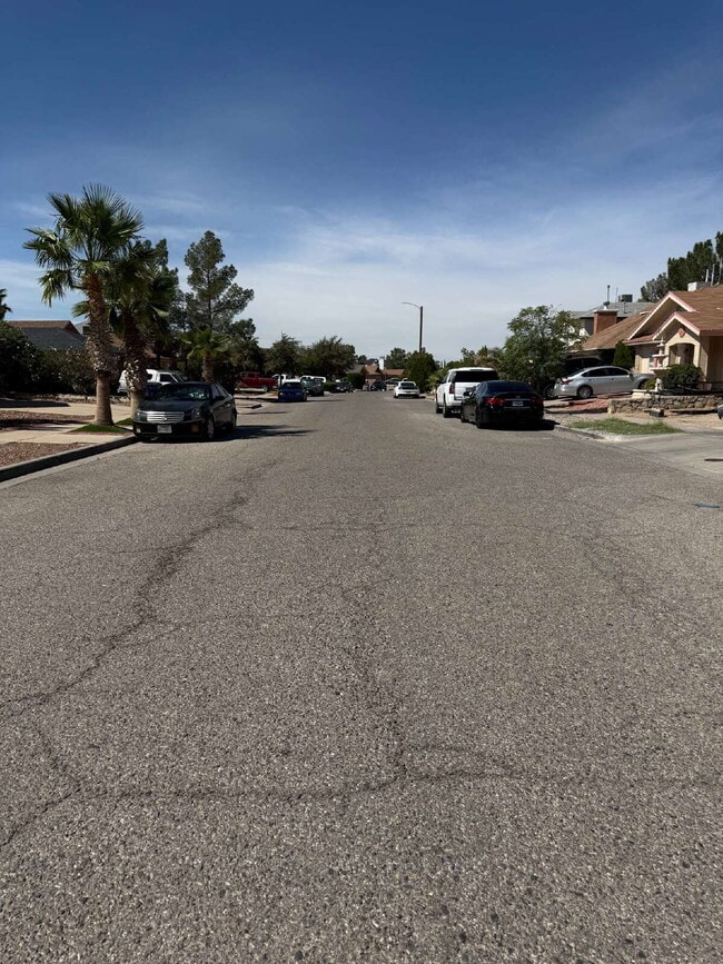 Building Photo - "Charming 3-Bed, 2-Bath Oasis in El Paso -...