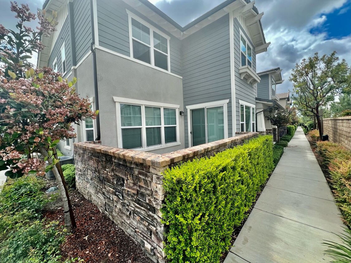 Primary Photo - Modern 4 Bedroom Townhome in New Anderson ...