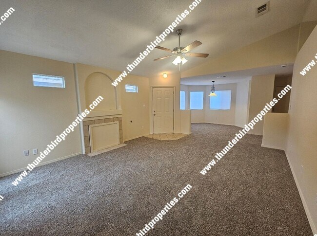 Foto del edificio - Available NOW located in a Gated community!!!