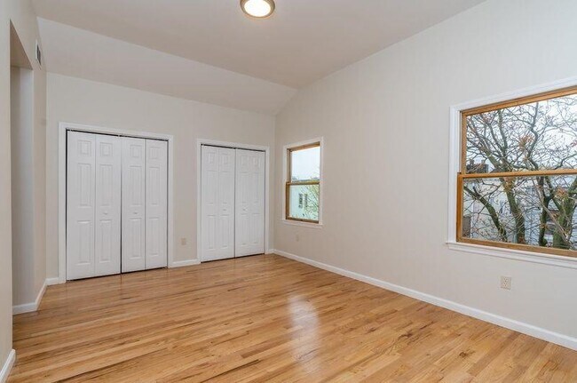 Foto del edificio - 325 Claremont Ave