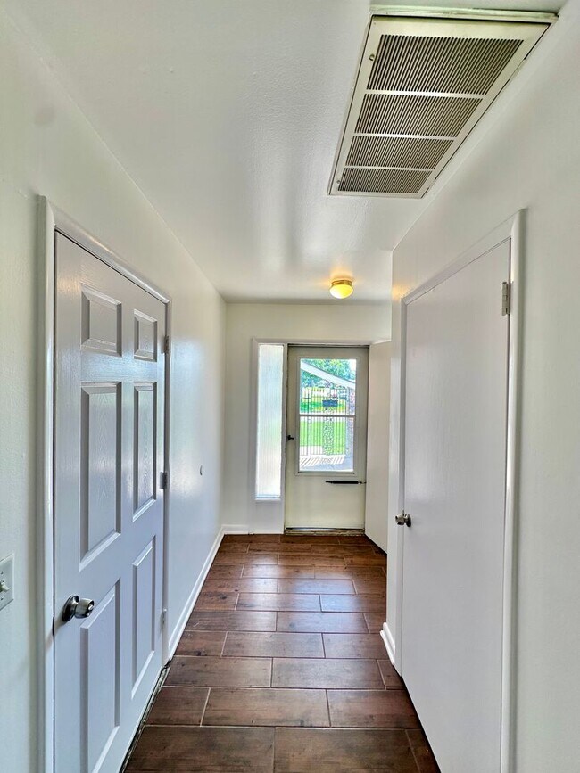Foto del edificio - 3 BED 2 BATH-Longview Acres 2nd