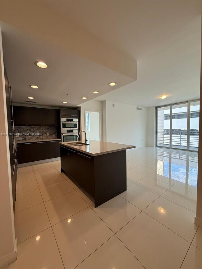 Foto del edificio - 7661 NW 107th Ave