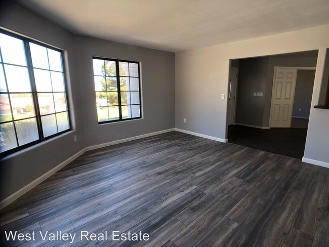 Building Photo - 4 br, 2.5 bath House - 805 Vista Via Drive