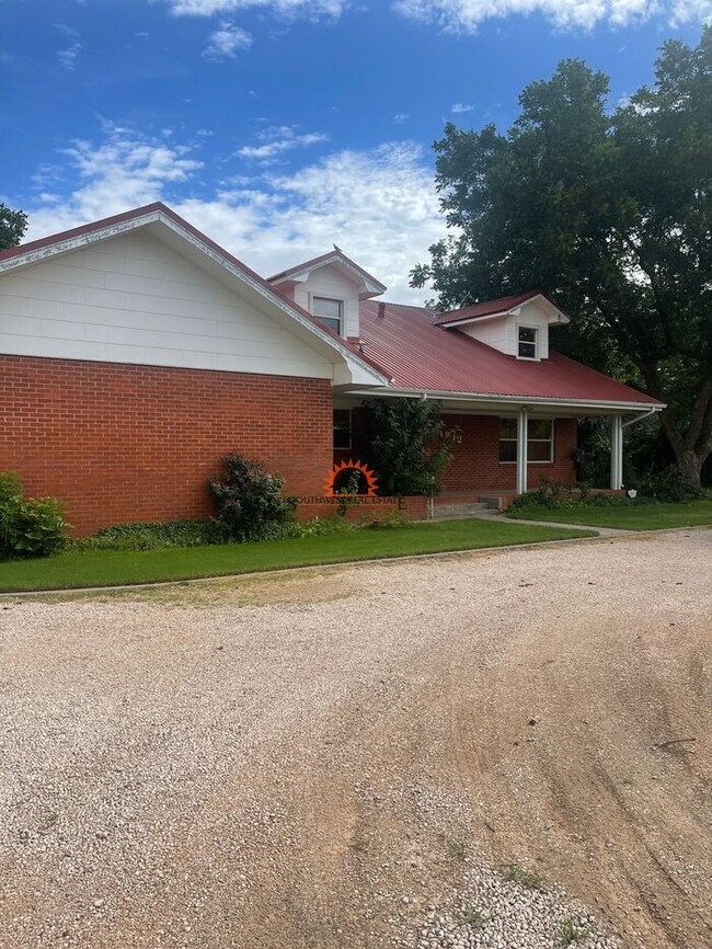 Building Photo - Classic 2 story home on 3 acres in Clovis