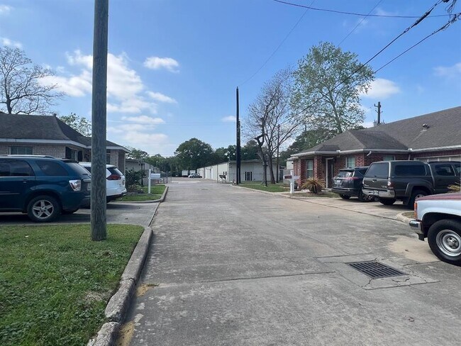 Foto del edificio - 9511 Elmview Dr
