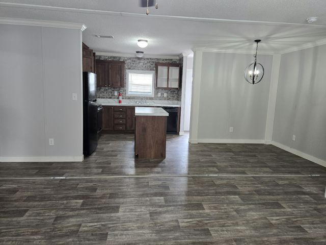 Building Photo - 323 Elm Ln