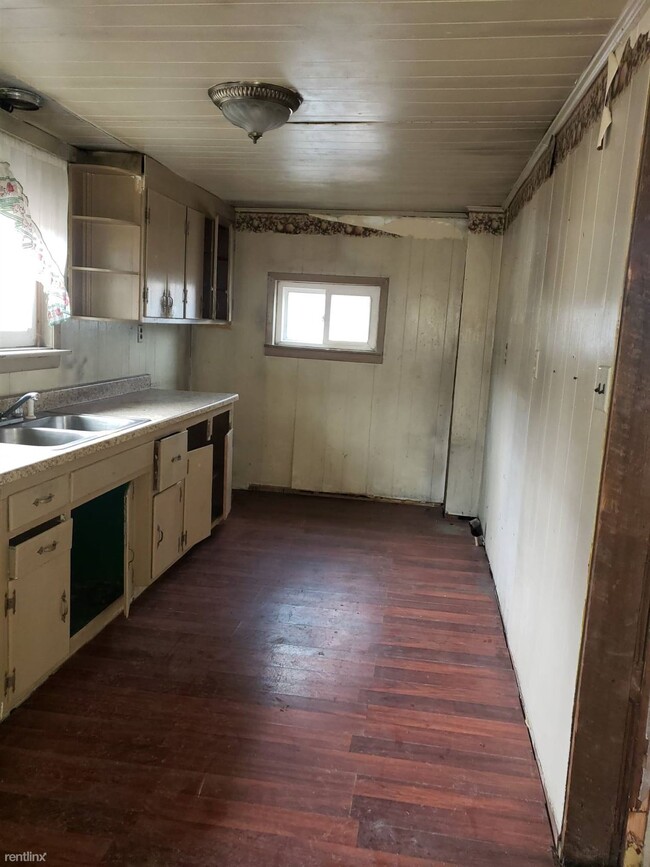Building Photo - 4 br, 2 bath House - 240 East Main Street